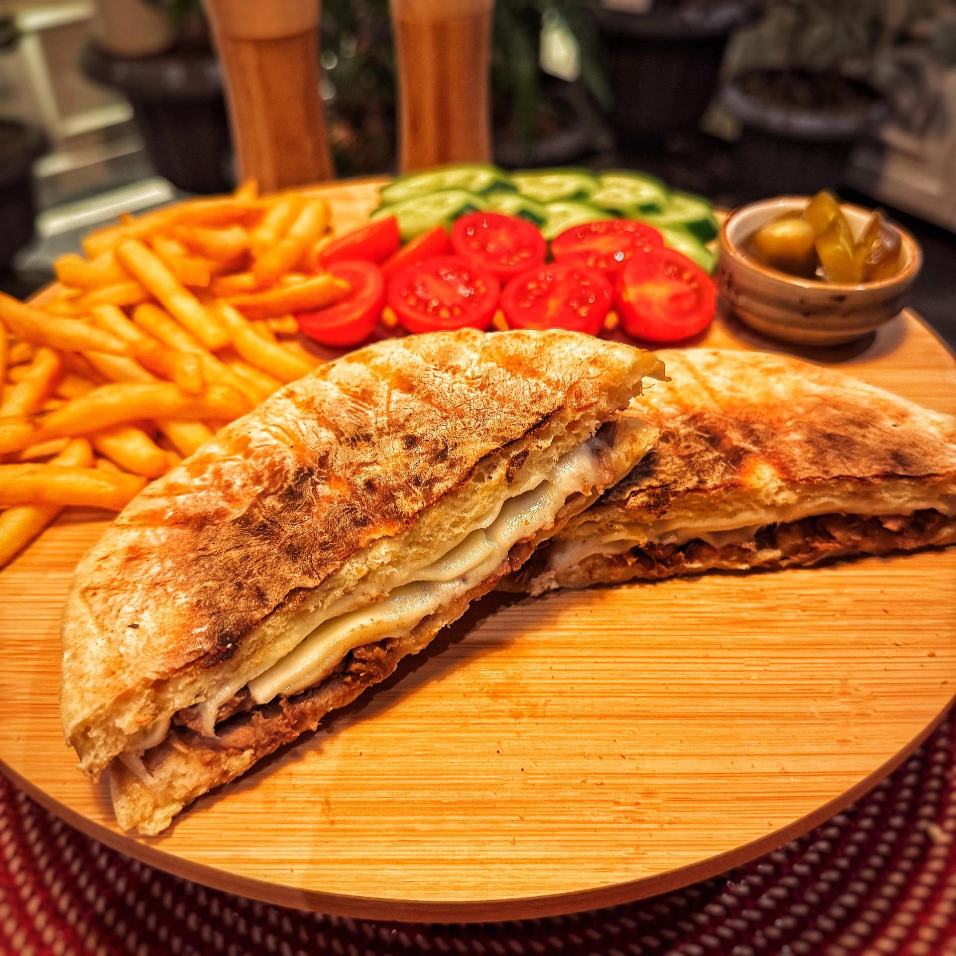 Kavurmalı Kaşarlı Tost